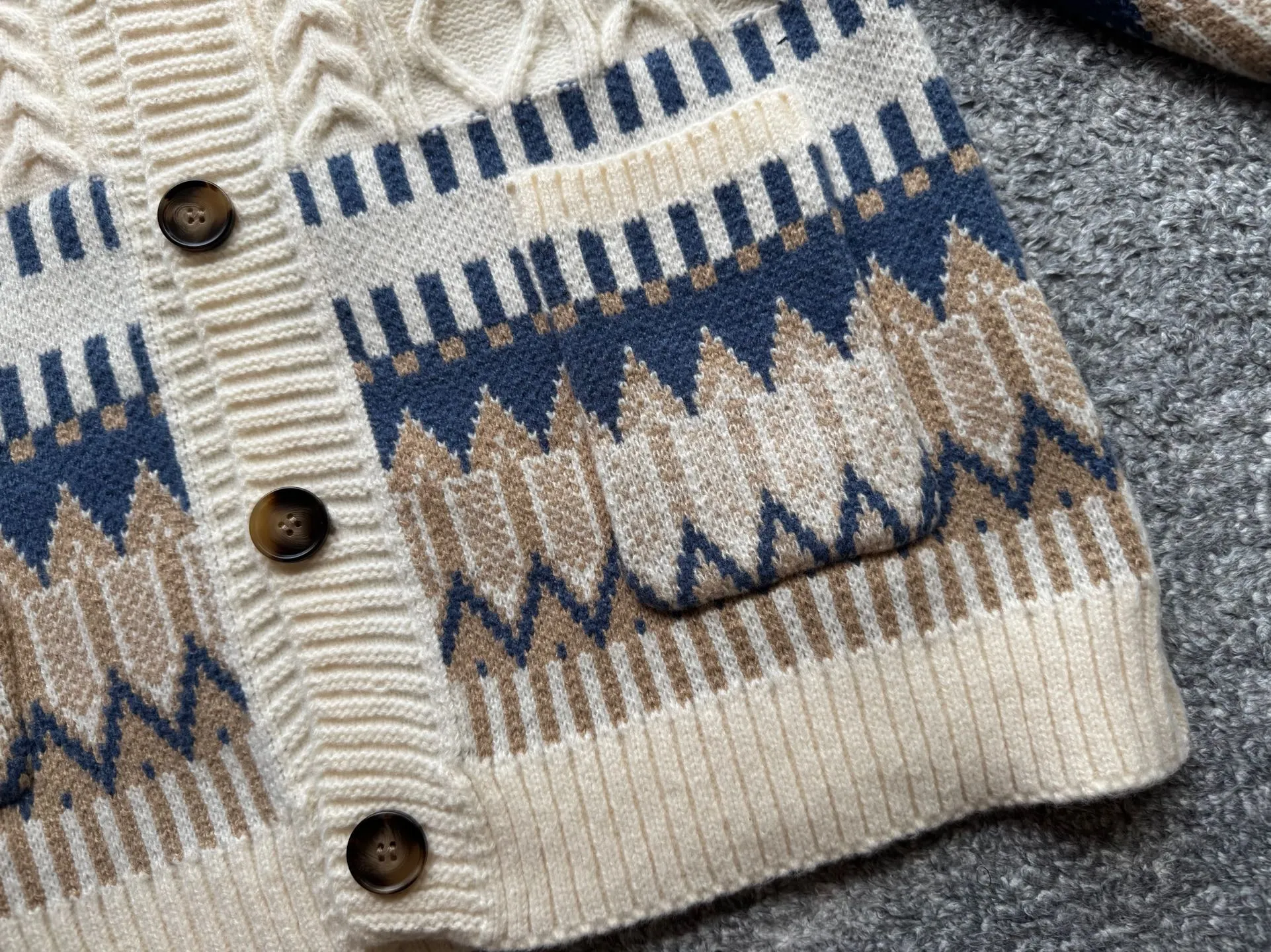 P220 Ralph Lauren old money style cable sweater. The end of the sweater must be twisted! Want to go for an American retro style but are afraid of using too much force? This cable cardigan can be called a "retro dressing cheat"~ ▫️Cable workmanship = the king of retro atmosphere: the three-dimensional cable pattern replicates the texture of American vintage clothes, not deliberately to look old, but with a "sensation of luxury accumulated over time". The moment you put it on, you have the "smell of a male protagonist in a campus movie", and the hair tie was praised as "clothes cheating" when taking photos~ ▫️It doesn't matter your body shape but also hides a lot of fat. It can also be worn by boys with broad shoulders and slightly fat, V The collar can also modify the neck line, making the person look more upright~ Wear it under a coat/down jacket in winter, revealing the cable ties and small red labels, and the sense of layering is directly stunning~ It is perfect with sneakers and leather shoes. American boys rush with their eyes closed, and directly reorganize their wardrobe~ Color: Navy Blue Apricot Size S Height 165-170CM Weight 110-125 M Height 170-175CM Weight 125-140 L Height 175-185CM Weight 140-155